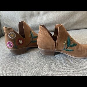 Cognac suede embroidered booties